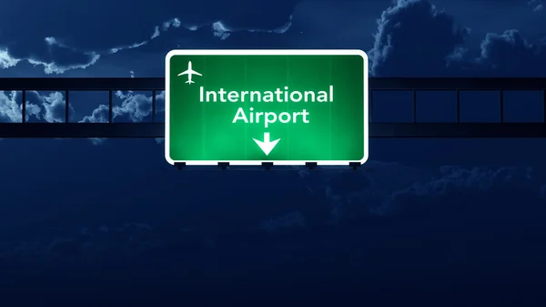 Πινακίδα διηπειρωτικό αεροδρόμιο εθνική οδό τη νύχτα — Φωτογραφία Αρχείου
