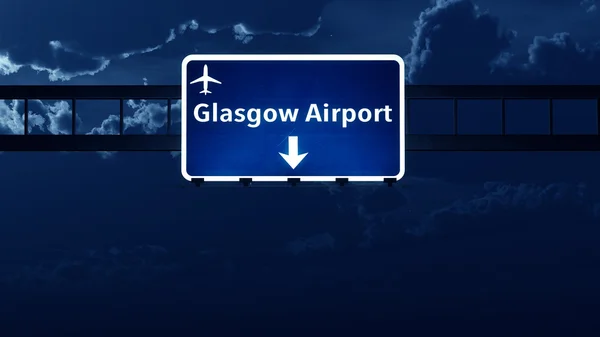 Glasgow Szkocja Uk Airport autostrady znak drogowy w nocy — Zdjęcie stockowe