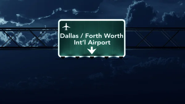 夜ダラスなど価値がある米国の空港高速道路標識 — ストック写真