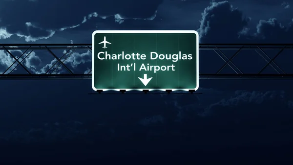 夜シャーロット米国空港道路サイン ロイヤリティフリーのストック写真