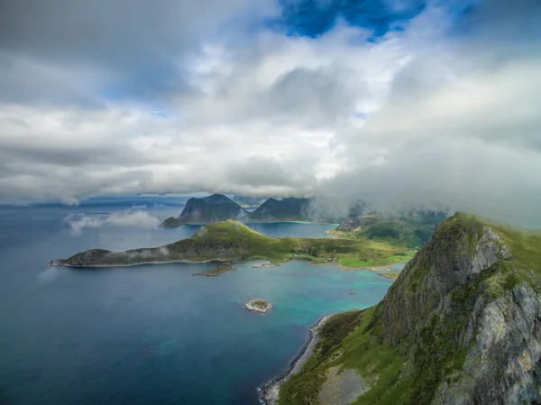 Molnen ovanför lofoten — Stockfoto