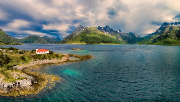 Igreja em ilhas lofoten — Fotografia de Stock