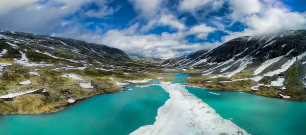 Lago de montaña noruego — Foto de Stock