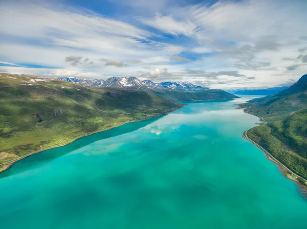 Turquoise wateren van Noorse fjord — Stockfoto