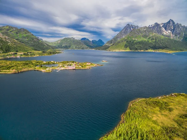 Fjord en Sildpollnes kerk — Stockfoto