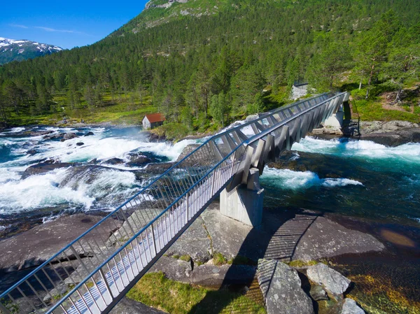 Ponte attraverso la cascata di Likholefossen — Foto Stock