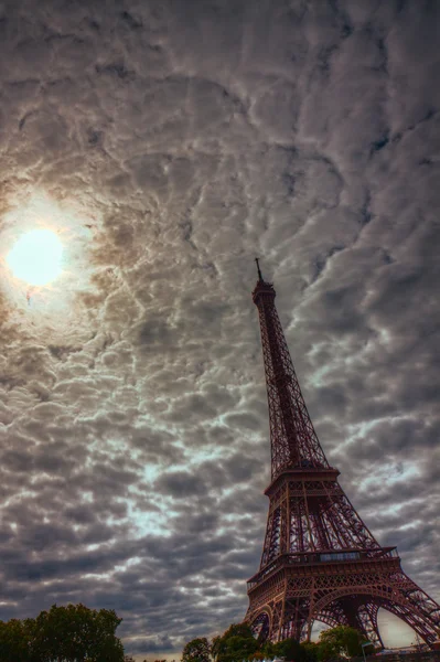 Wolken boven de Eiffeltoren — Stockfoto