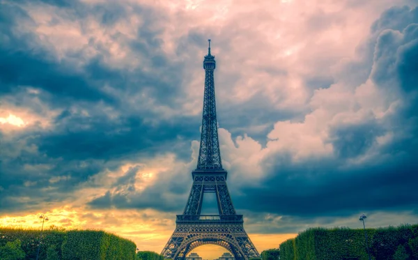 Eiffel tower and clouds — Stock Photo, Image