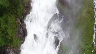 Norveç'te güzel şelale havadan görünümü