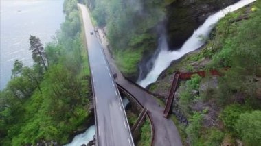 Norveç'te Ryfylke Ulusal yolda şelale