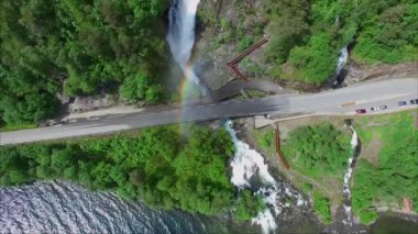 Gökkuşağı Yolu Köprüsü Norveç'te oluşturma büyük Svandalsfossen şelale