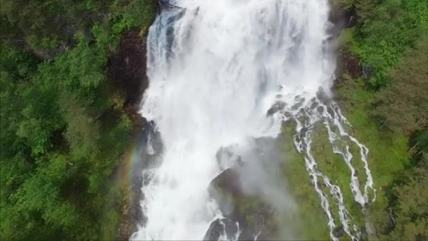 Imágenes aéreas de cascada masiva en Noruega, Ryfylke — Vídeos de Stock