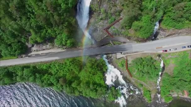 Enorme Svandalsfossen waterval regenboog maken voor verkeersbrug in Noorwegen — Stockvideo