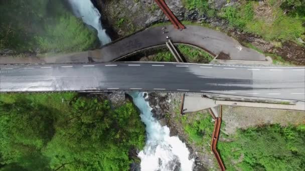 Top-down syn på Svandalsfossen vattenfall passerar under vägen i Norge — Stockvideo