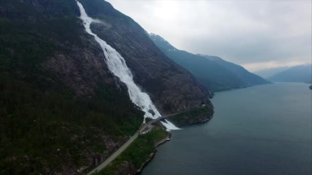 Enorma Langfossen vattenfall i Norge, antenn footage — Stockvideo