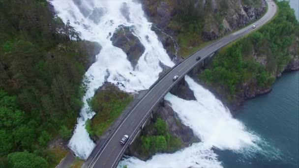 在挪威，航拍的镜头中的著名 Langfossen 瀑布。 — 图库视频影像