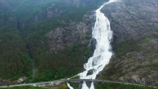 Langfossen vattenfall i Norge, antenn footage — Stockvideo