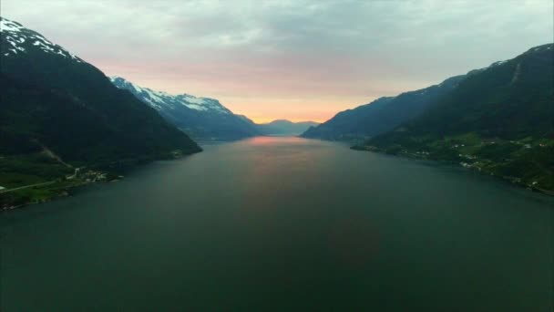 Filmagem aérea do famoso fiorde Hardanger, Noruega, à noite — Vídeo de Stock