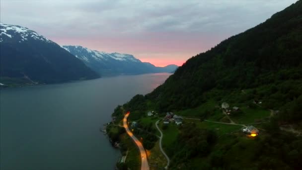 Akşam, havadan görüntüleri içinde Norveç'te popüler Hardanger fiyort üzerinde uçan — Stok video
