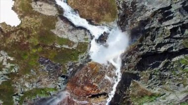 Hava tepeden ayak-in pitoresk yüksek şelale Norveç, havadan görüntüleri