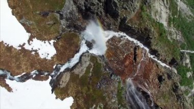 Hava tepeden ayak-in pitoresk yüksek şelale Norveç, havadan görüntüleri