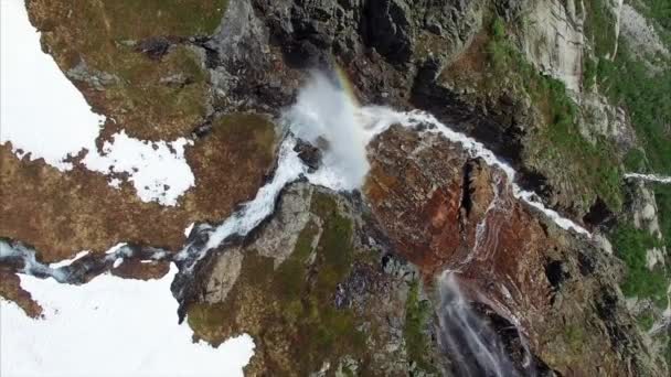 Luchtfoto van bovenaf beelden van pittoreske hoge waterval in Noorwegen, luchtfoto beeldmateriaal — Stockvideo