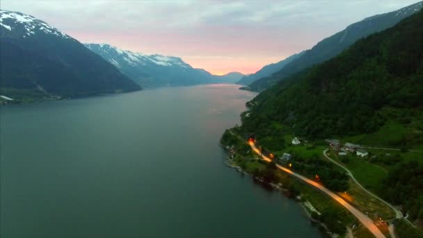 Cesta od břehu fjordu Hardanger v Norsku v večer, letecké záběry — Stock video