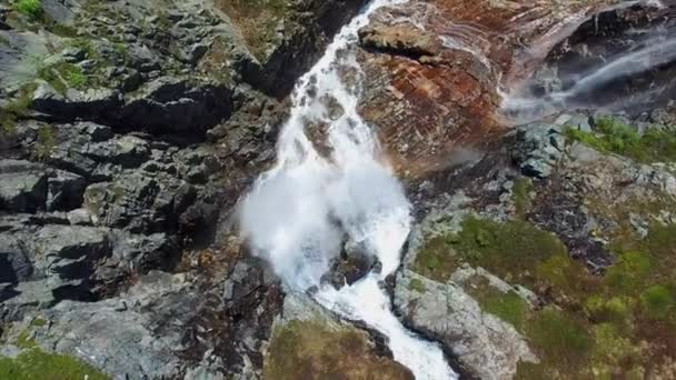 Betagende luftoptagelser af højt vandfald i Norge fra oven, luftoptagelser – Stock-video