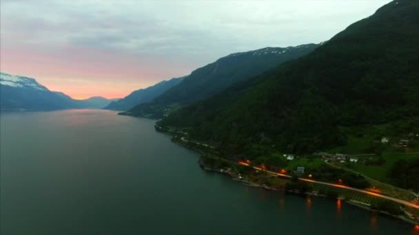 Akşam, havadan görüntüleri içinde Norveç'te popüler Hardanger fiyort üzerinde uçan — Stok video