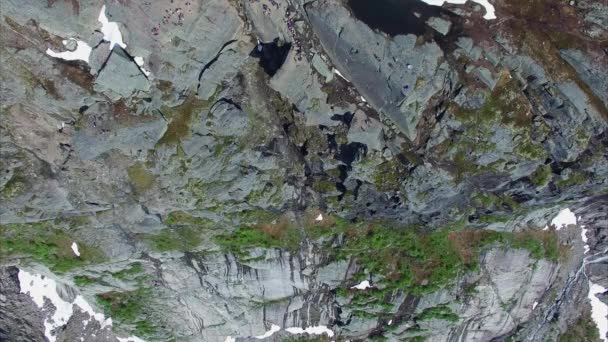 Blick von oben auf den Trolltunga-Felsen in Norwegen, beliebtes Touristenziel — Stockvideo