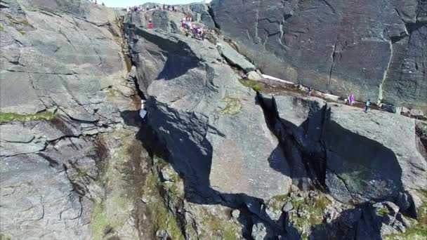 Volare in roccia Trolltunga in Norvegia, riprese aeree della popolare destinazione turistica — Video Stock