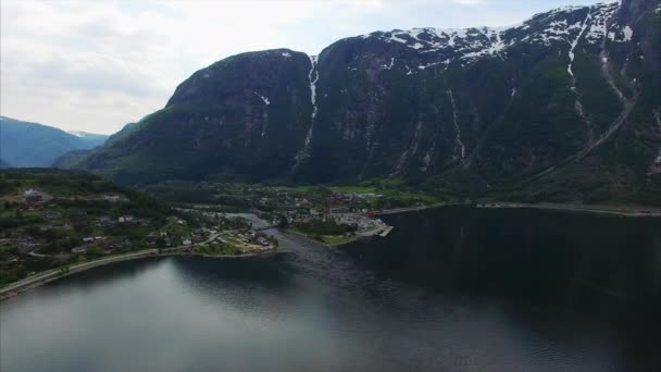 Posouvání kolem fjordu v Norsku, letecké záběry. — Stock video