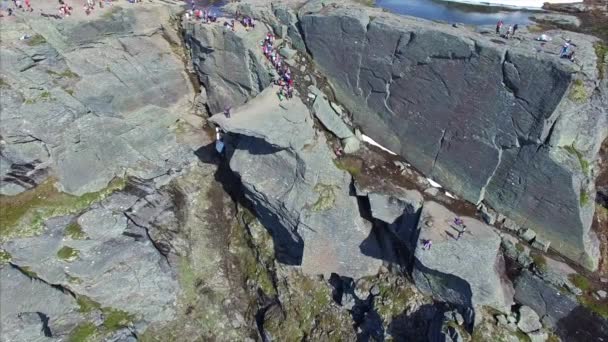 Survol du rocher Trolltunga en Norvège, images aériennes d'une destination touristique populaire 