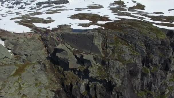 Filmagem aérea da rocha Trolltunga na Noruega, destino turístico popular — Vídeo de Stock