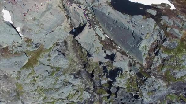 飞得高过 Trolltunga 岩石在挪威，受欢迎的旅游目的地 — 图库视频影像