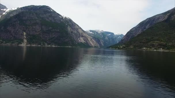 Voando acima das águas escuras do famoso fiorde Hardanger na Noruega . — Vídeo de Stock