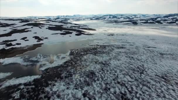 Zugefrorener See in Norwegen aus der Luft, Luftaufnahme. — Stockvideo