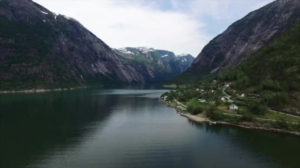 A Hardanger-fjord Norvégiában, légifelvételek feletti festői repülés. — Stock videók