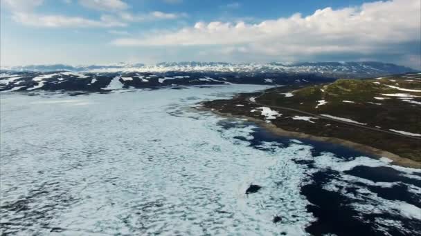 Estrada turística que passa através do passo de montanha Hardangervidda na Noruega . — Vídeo de Stock