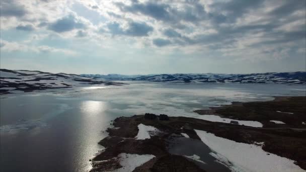 Snöiga landskap av Hardangerviddas bergsplatå i Norge. — Stockvideo