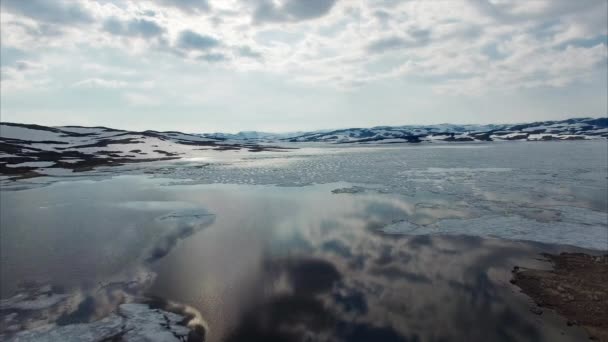 Тихие воды замерзающего озера в Норвегии, вид с воздуха . — стоковое видео