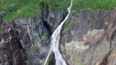 Norveç, popüler turistik Voringfossen şelale.