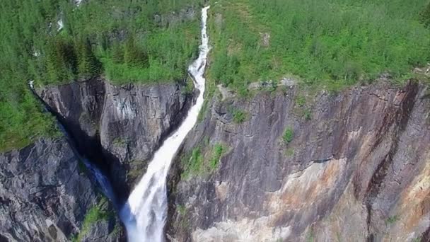 Luchtfoto uitzicht op Voringfossen waterval in Noorwegen. — Stockvideo