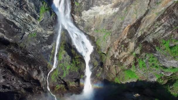 Krásný pohled vodopádem Voringfossen v Norsku. — Stock video