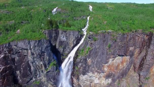 Flygfoto över berömda Voringfossen vattenfall i Norge. — Stockvideo