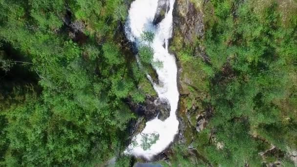 Norvégiában, népszerű turisztikai látványosságok a Voringfossen vízesés felett repülő. — Stock videók