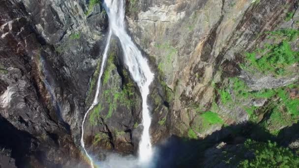 Malerische Luftaufnahme des gewaltigen voringfossen Wasserfalls in Norwegen. — Stockvideo