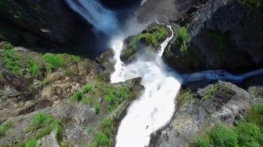 Voringfossen şelale Norveç'te nefes kesen tepeden havadan görünümü.