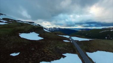 Aurlandsfjellet dağ geçidi Norveç'te yukarıda bulutlu akşam sakin.