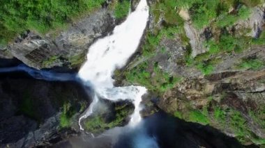 Voringfossen şelale Norveç'te nefes kesen tepeden havadan görünümü.
